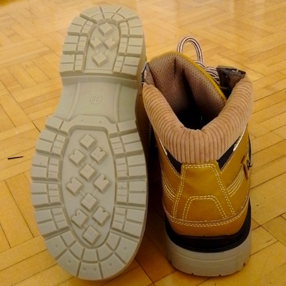 Tan water proof fall women's shoes size 7 - Picture 4 of 4